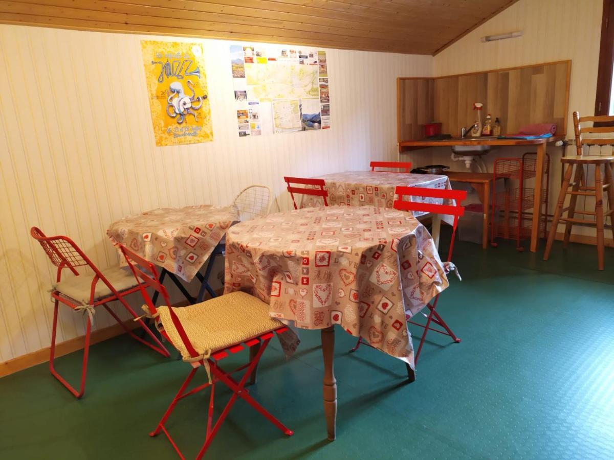 Chardon Bleu Appartement Chambre Cuisine Coin A Manger Sanitaires Salle D'Eau Барселонет Екстериор снимка